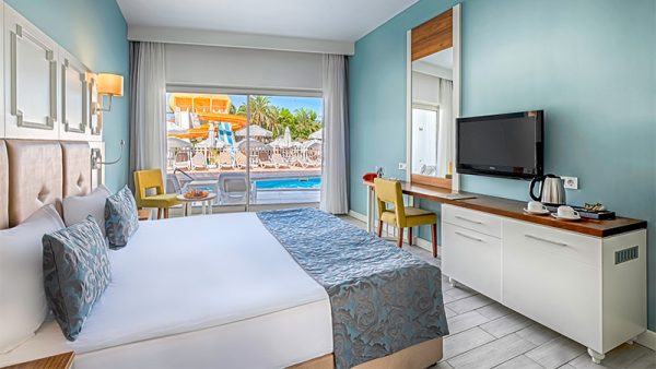 Standart & Family Swim-Up Room